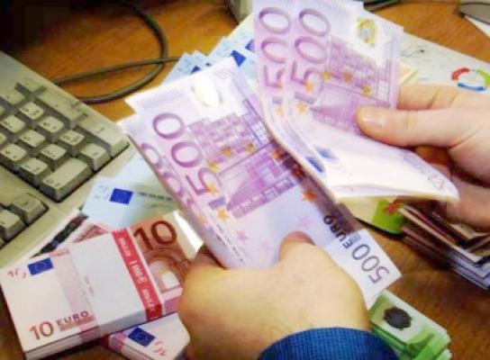 Moneda naţională se depreciază: 4,5092 lei/euro